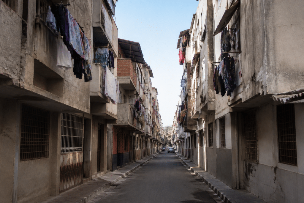 Immeubles résidentiels densément construits avec rues étroites