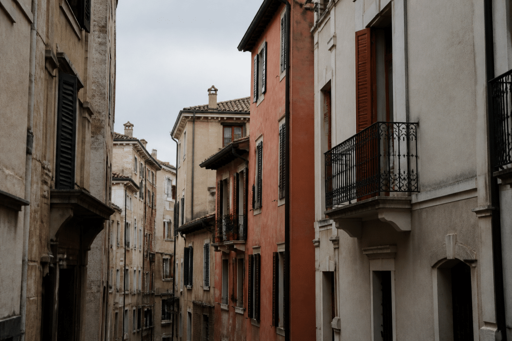 Maisons et immeubles serrés dans petit centre urbain dense
