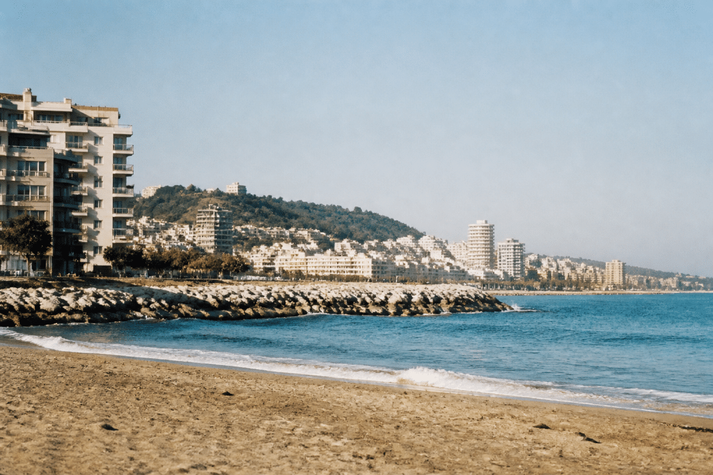 Trois villes cotieres avec immeubles et plages mediterraneennes