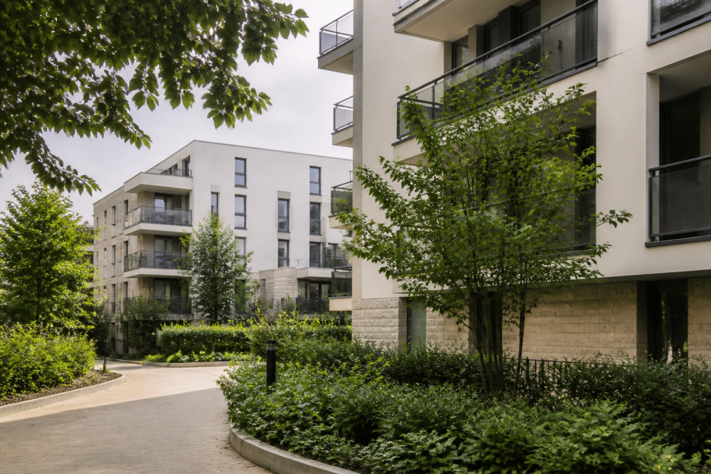 Immeubles modernes et arbres verts dans quartier residentiel calme